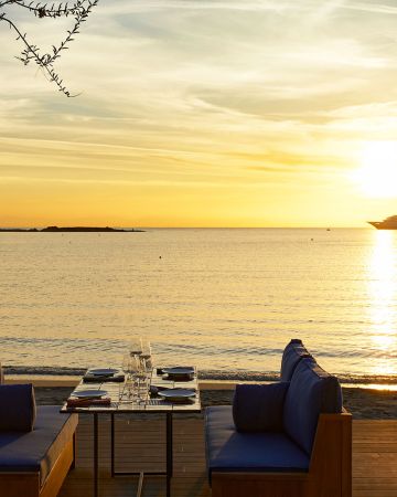 Bungalow 7: Ο Ντίνος Φωτεινάκης σερβίρει το καλοκαίρι στα Αστέρια Γλυφάδας