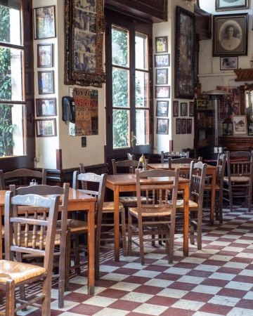 Οινοπαντοπωλείο το Ειδικόν: 100 χρόνια ιστορίας σε ένα τραπέζι με ρετσίνα