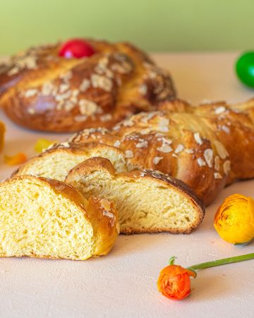 Greek Easter sweet bread (tsoureki)