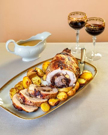 Χοιρινό ρολό γεμιστό με σάλτσα κυδώνι