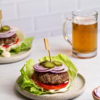Light burger σε φύλλα μαρουλιού