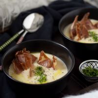 Βελουτέ πατάτας με λάδι τρούφας και chips προσούτο Βελουτέ πατάτας