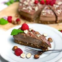 Σοκολατένιο cheesecake με φουντούκια και βατόμουρα