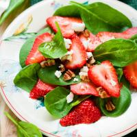 Σαλάτα σπανάκι με φράουλες και vegan τυρί