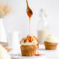 Cupcakes με frosting βανίλιας και σιρόπι αλατισμένης καραμέλας