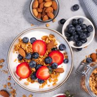  Energy bowl με γιαούρτι, σπιτική γκρανόλα και φρούτα 