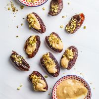 Χουρμάδες με φυστικοβούτυρο και φιστίκια Αιγίνης