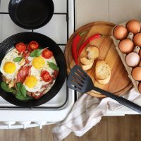 Τηγανητά αυγά με μπέικον και ντοματίνια