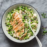 Κριθαρότο με αρακά και κοτόπουλο