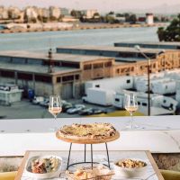 Πειραιάς: 9 νόστιμες στάσεις γύρω από το λιμάνι (για πριν ή μετά το ταξίδι)