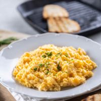 Αυγά σκραμπλ (scrambled eggs)