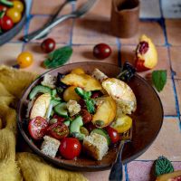 Panzanella με ροδάκινα