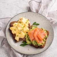Scrambled eggs με σολομό και αβοκάντο