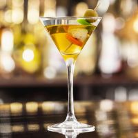 Dirt Road: Η γευστική παραλλαγή του dirty martini που αγαπούσε η θρυλική Dolly Parton