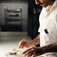 Γιώργος Κατάρας: Αναζητώντας την αρμονία ανάμεσα στη μαγειρική και τη μουσική