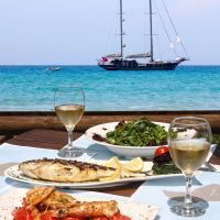 Ρετσίνα: Το κρασί της ταβέρνας και γιατί να το επιλέξεις