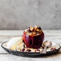 Συνταγή για μήλα ψητά γεμιστά με ξηρούς καρπούς και μπισκότα 