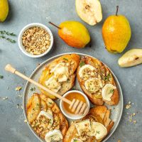 Μπρουσκέτες με αχλάδι, μέλι, τυρί και καρύδια 