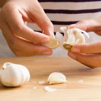 Πώς να καθαρίσεις το σκόρδο εύκολα και γρήγορα