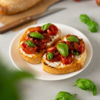 bruchetta με ρικότα και ντοματίνια