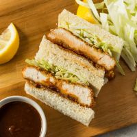 Chicken katsu sando με παναρισμένο κοτόπουλο και σαλάτα λάχανο