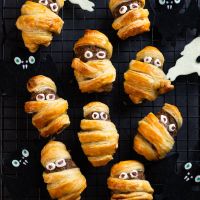 Κεφτεδάκια - μούμιες τυλιγμένα σε σφολιάτα για το Halloween 