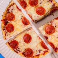 Πίτσα πεπερόνι 