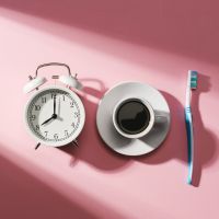 Πρέπει να βουρτσίζεις τα δόντια πριν ή μετά το πρωινό;
