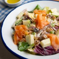 Σαλάτα Waldorf με καπνιστό σολομό