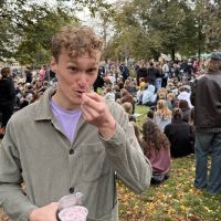 Pudding mit Gabel: Το TikTok trend των Γερμανών που τρώνε πουτίγκα με πιρούνι στα πάρκα 