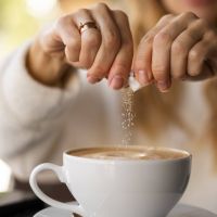 Η ζάχαρη στον καφέ αυξάνει τη χρόνια φλεγμονή, λέει ένας γαστρεντερολόγος του Harvard 