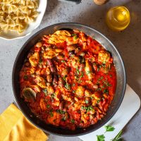 Κοτόπουλο με ελιές και κάπαρη