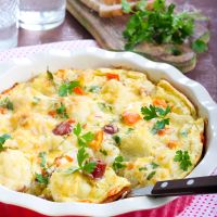 Γκρατέν με κουνουπίδι και μπέικον σε βάση από ψωμί