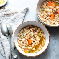 Φασολάδα λευκή, με χυμό λεμονιού