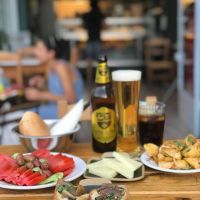 Στα καφενεία της Αθήνας για καφέ, τσίπουρο και μεζέ