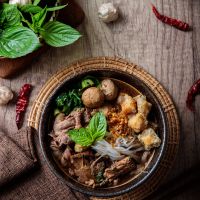 Nam Tok noodle soup με μοσχάρι και μανιτάρια