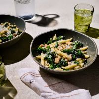 Πένες με μπρόκολο και λουκάνικο γαλοπούλας