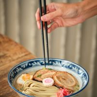 Ράμεν (ramen) με χοιρινό, noodles και αυγό 