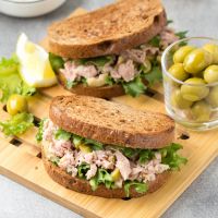Σάντουιτς με τόνο, πράσινες ελιές και μαρούλι 