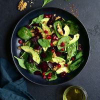 Σαλάτα σπανάκι με αβοκάντο και παντζάρι