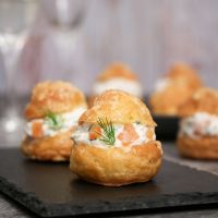 Αλμυρά σουδάκια με κρέμα τυριού και καπνιστό σολομό