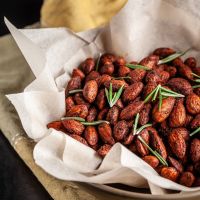 Γλυκοαλμυρά αμύγδαλα με μέλι, μπαχαρικά και μυρωδικά 