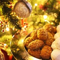 Κουραμπιέδες, μελομακάρονα και δίπλες: Τα κλασικά γλυκά των Χριστουγέννων και η ιστορία τους