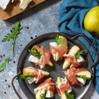 Μεζεδάκι με αχλάδια, μπρι και προσούτο