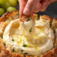 Ψητό καμαμπέρ μέσα σε ψωμί