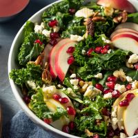 Σαλάτα με kale, ρόδι, κόκκινο μήλο, καρύδια και κατσικίσιο τυρί