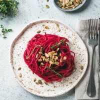 Σπαγγέτι με πέστο παντζαριού, κολοκυθόσπορο και θυμάρι