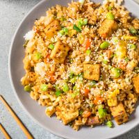 Τηγανητό ρύζι με tofu, αυγό, σάλτσα σόγιας και λαχανικά 