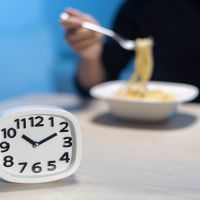 Μήπως πρέπει να τρώμε βραδινό νωρίτερα τον χειμώνα; 