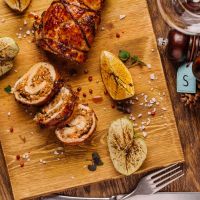 Ρολό από χοιρινό γεμιστό με μπλε τυρί, καρύδια, μήλο και σταφίδες για τις γιορτές 